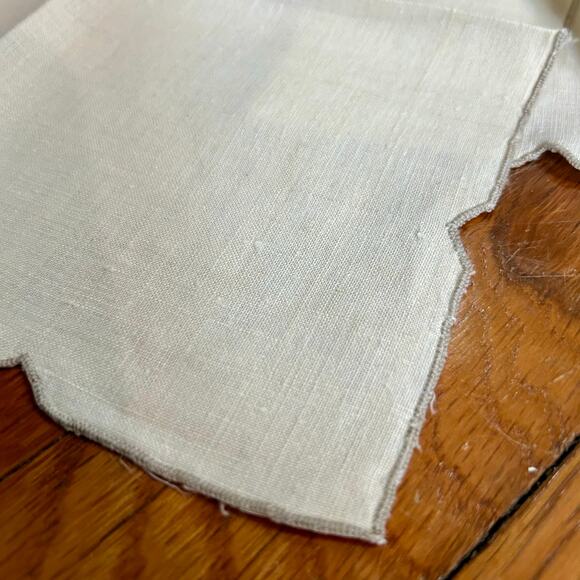 Vintage Cream Embroidered Linen Blend Napkins Set of 4 Scalloped Border. - Picture 6 of 10